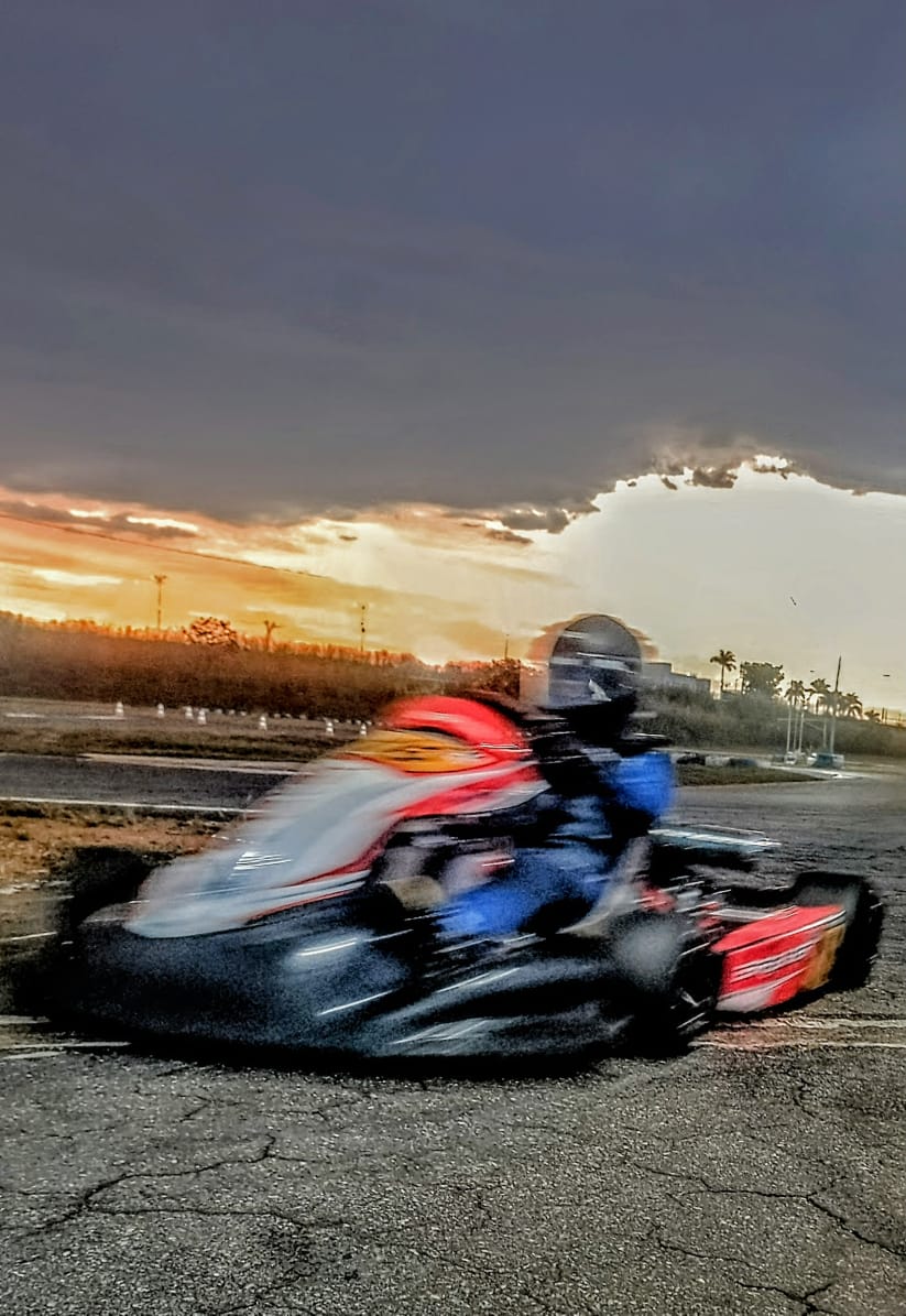 Kart ao pôr do sol