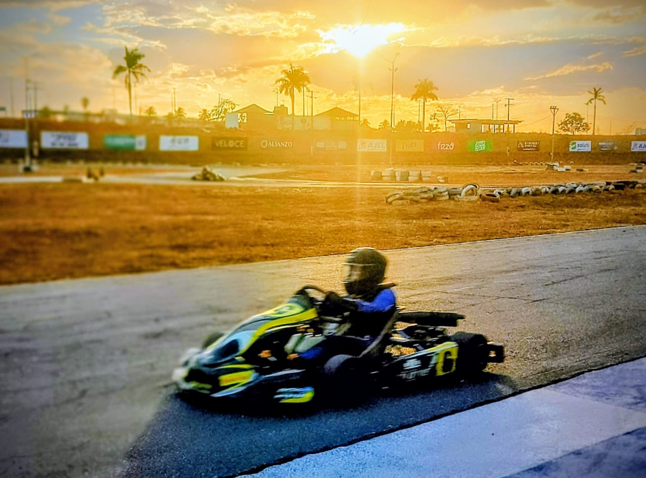 Kart ao pôr do sol
