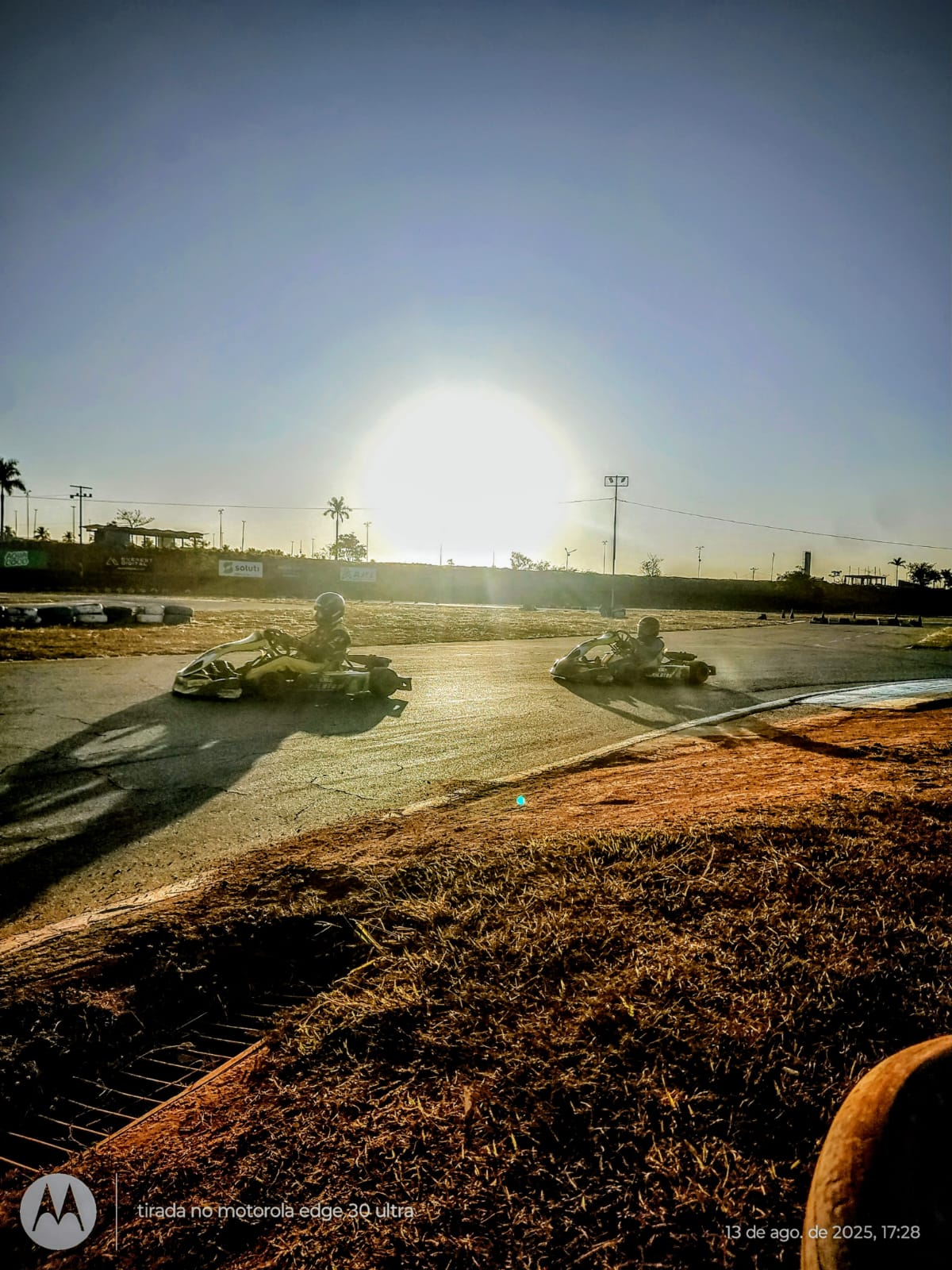 Pista ao pôr do sol