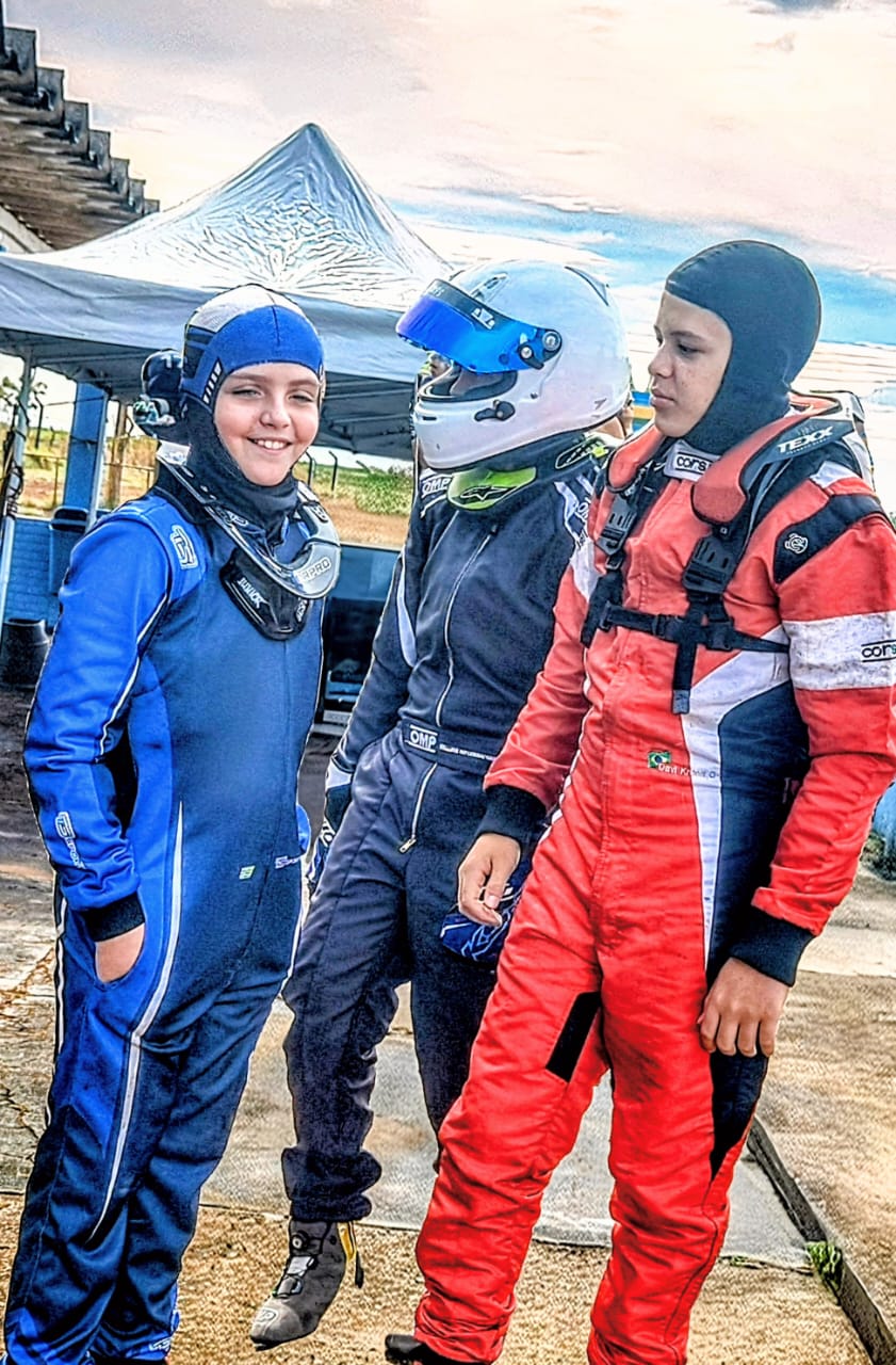 Miguel Mesquita com pilotos no kartódromo