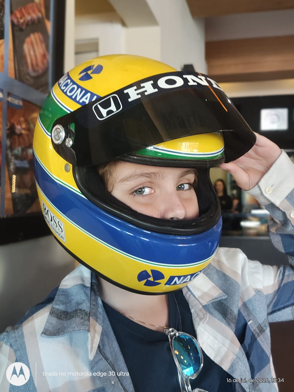 Miguel Mesquita com capacete histórico do automobilismo