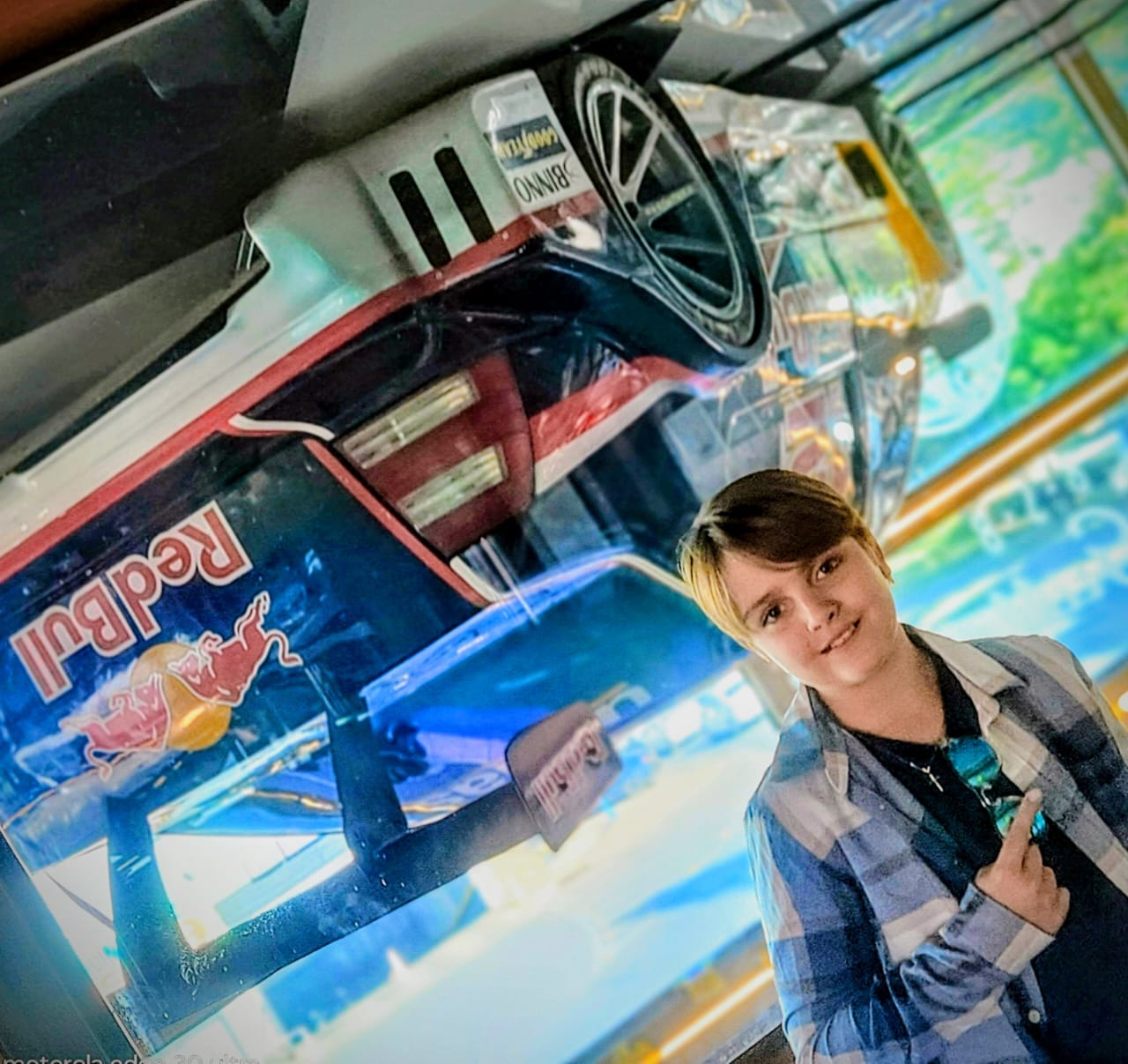 Miguel Mesquita junto a carro de competição em exposição