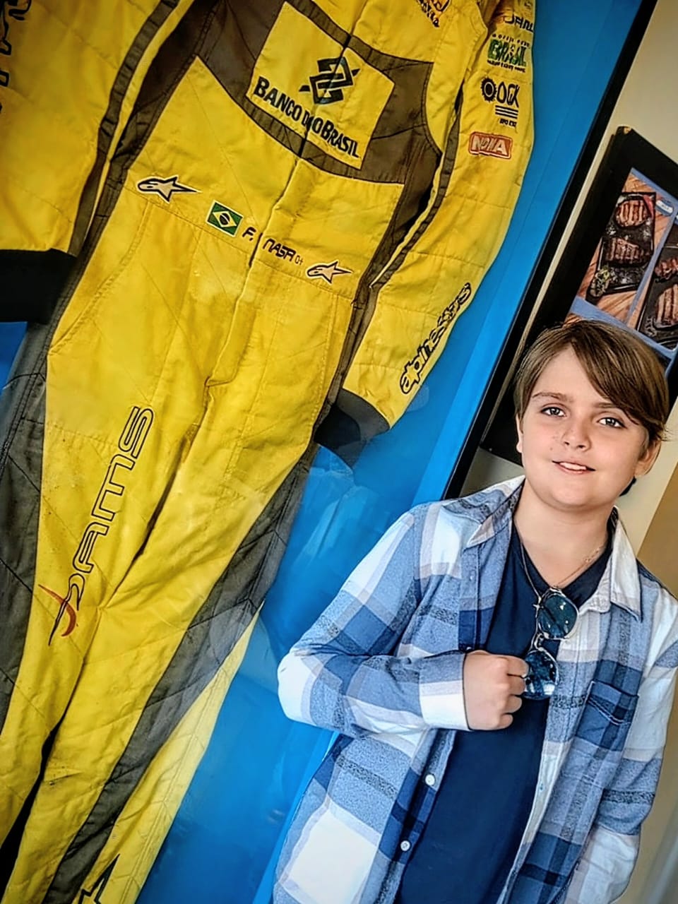 Miguel Mesquita junto a macacão histórico de Fórmula 1