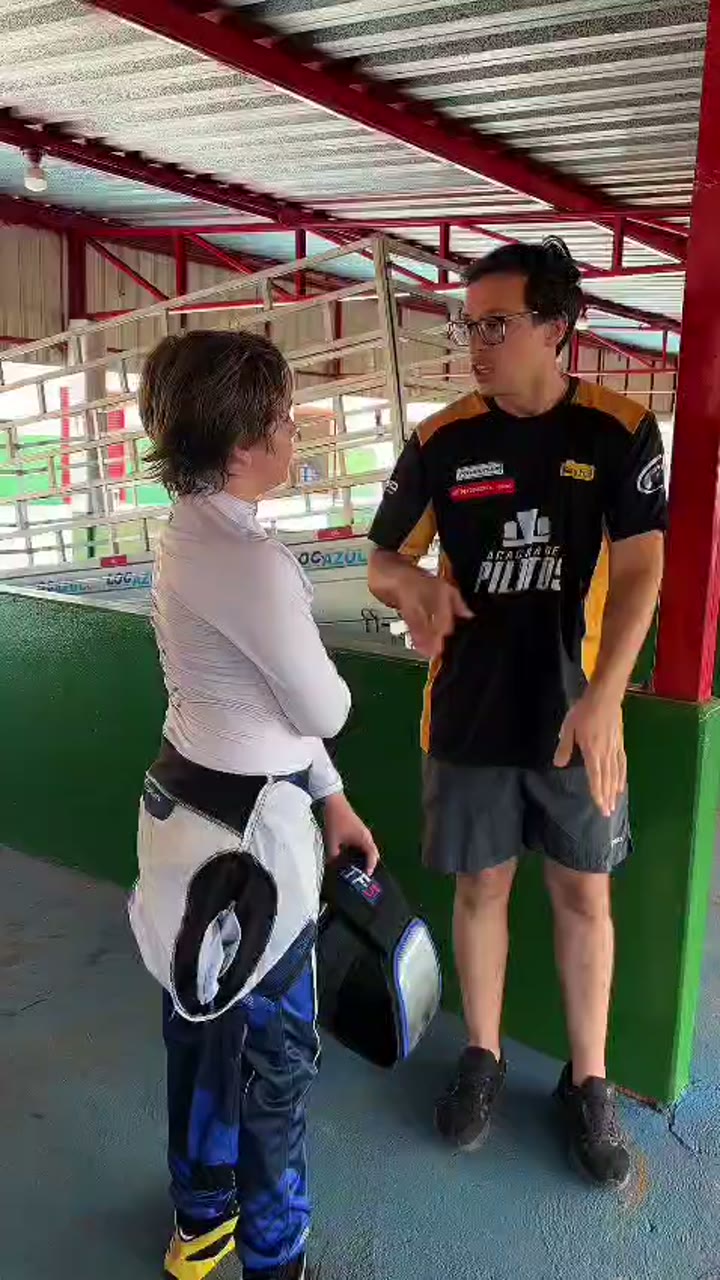 Miguel Mesquita e o pai no kartódromo